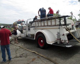 Tri-State Firefighter Meet 2017 IMG_1809 Many experts were on hand to help.