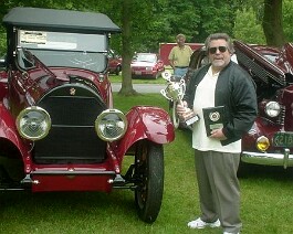 1918 Cadillac Roadster 2025-03-19 pa1 Dick Shappy holding the